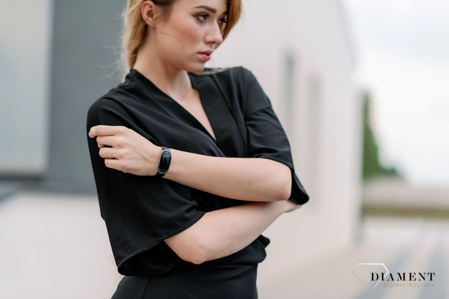 Modny zegarek w nowoczesnej formie smartwatcha to świetny i praktyczny dodatek pasujący do wielu stylizacji. Idealny pomysł na prezent. Smartwatch w kolorze czarnym.  (1).jpg